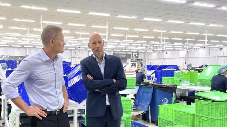 Các đại biểu tham quan bên trong khu sản xuất của nhà máy. ltp2.jpg