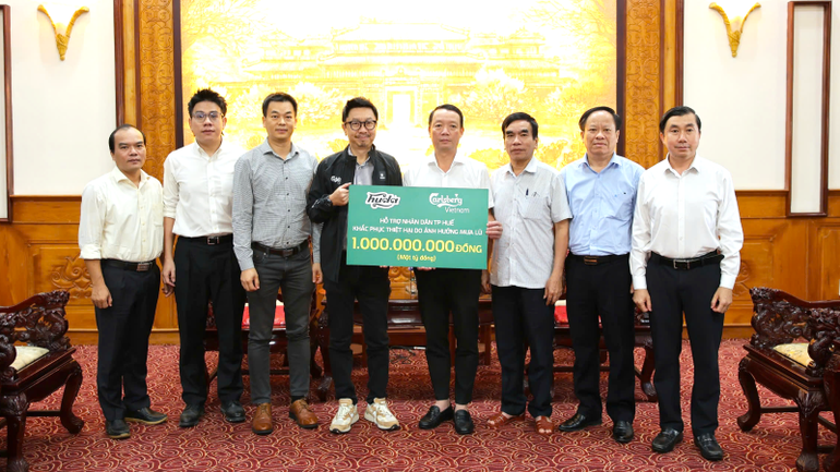 Chủ tịch Ủy ban nhân dân thành phố Huế Phan Thiên Định cùng lãnh đạo thành phố đã tiếp nhận khoản hỗ trợ 1 tỷ đồng từ Carlsberg Việt Nam, nhằm chung tay sẻ chia khó khăn và giúp người dân Huế khắc phục thiệt hại nặng nề do mưa lũ gây ra. cuutrolulut1.png