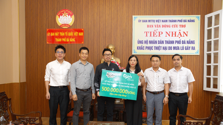 Ông Andrew Khan, Tổng Giám đốc Carlsberg Việt Nam thay mặt tập thể công nhân viên công ty trao tặng khoản hỗ trợ 500 triệu đồng cho bà Nguyễn Thị Thanh Phương, Phó Chủ tịch Ủy ban Mặt trận Tổ quốc Việt Nam thành phố Đà Nẵng. cuutrolulut2.png