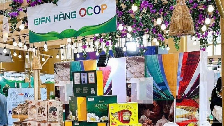 Đa dạng các loại hình và sản phẩm OCOP của cả nước quy tụ về đây. ndo_br_gianhangnn1.jpg