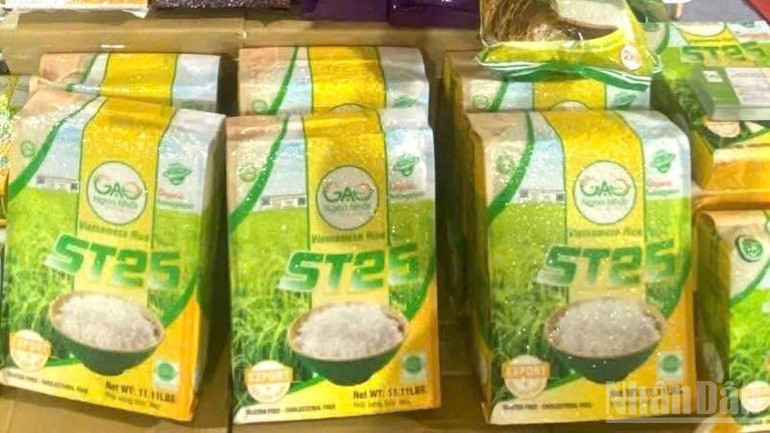 Khu trưng bày gạo, một nông sản chủ lực xuất khẩu của Việt Nam. ndo_br_gianhangnn5.jpg