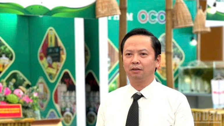 Phó Giám đốc Trung tâm Xúc tiến thương mại nông nghiệp Hoàng Văn Dự. ndo_br_gianhangnn6.jpg