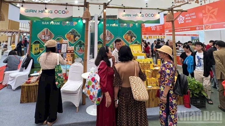 Nhiều sản phầm OCOP, nông sản xuất khẩu chủ lực được trưng bày, giới thiệu dịp này. ndo_br_gianhangnn4.jpg