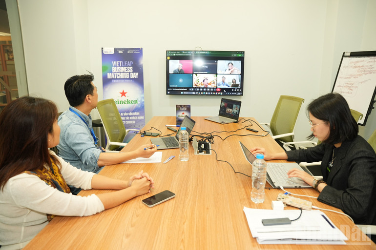 Онлайн-комната для налаживания контактов позволяет участникам легко общаться с партнерами, находящимися удаленно. ndo_br_vietleap1-ketnoi.jpg