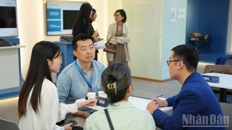 Делегаты общались напрямую на мероприятии. ndo_br_vietleap4-traodoi.jpg