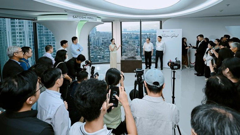 Đông đảo đại biểu tham dự sự kiện công bố bức tượng Satoshi về Việt Nam và ra mắt Blockchain Gallery tại Hà Nội. (Ảnh: PV) tuong1.jpg