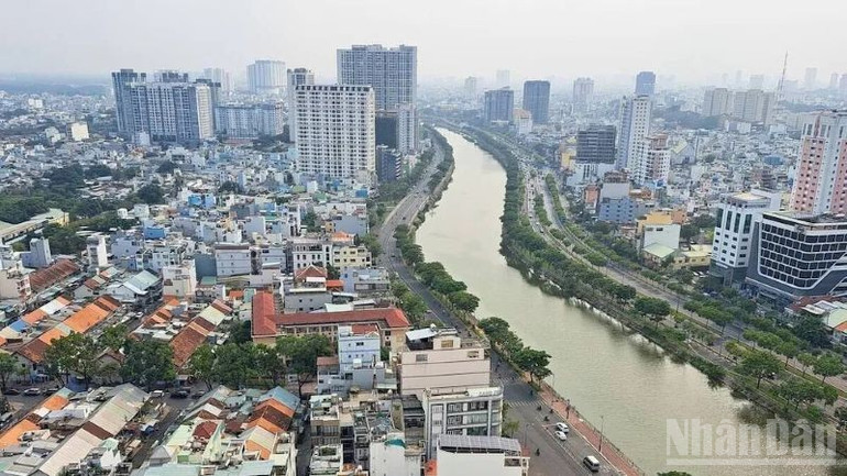 Tính chung 9 tháng, GRDP Thành phố Hồ Chí Minh ước tăng 7,07%, đóng góp 22,73% vào tốc độ tăng trưởng chung GRDP của cả nước. (Ảnh: HNV) ndo_br_bdstphcm.jpg