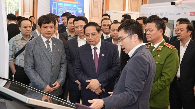 科学技術・イノベーション・デジタル変革に関する政府運営委員会委員長のファム・ミン・チン首相は、他の代表団と共に、会議の一環として展示会を視察した。(写真:VBA) tt-vbsn1.jpg