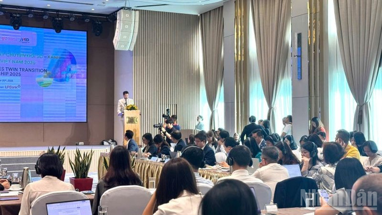 Hội nghị có sự tham dự của cả đại biểu quốc tế và trong nước. ndo_br_chuyendoikep2.jpg