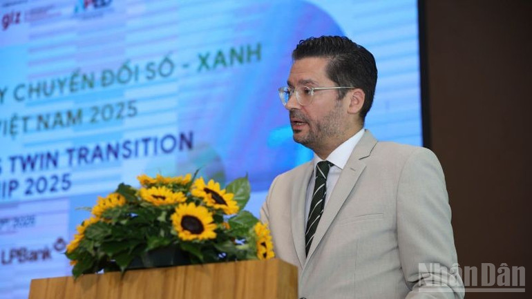 Ông Jens Schmid-Kreye, Phó Trưởng phòng Hợp tác phát triển, Đại sứ quán Đức. ndo_br_chuyendoikep1.jpg
