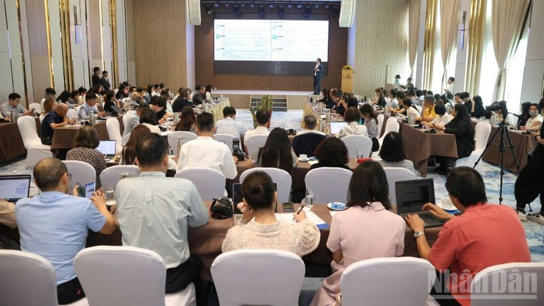 Đông đảo đại biểu tham dự hội nghị. ndo_br_chuyendoikep3.jpg