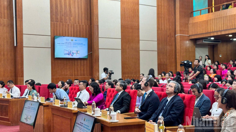 Các đại biểu trong nước và quốc tế tại điểm cầu chính ở Hà Nội. ndo_br_ngaytktg-db.jpg
