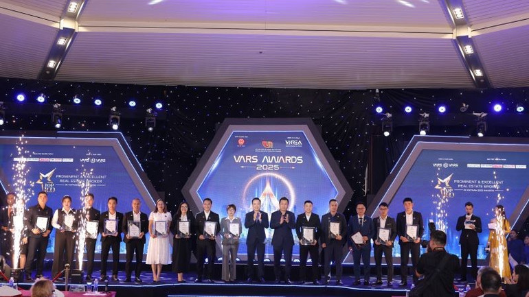 Giải thưởng VARS AWARDS vinh danh các môi giới, sàn giao dịch bất động sản tiêu biểu trong cả nước. (Ảnh: PV) vinhdanh.jpg