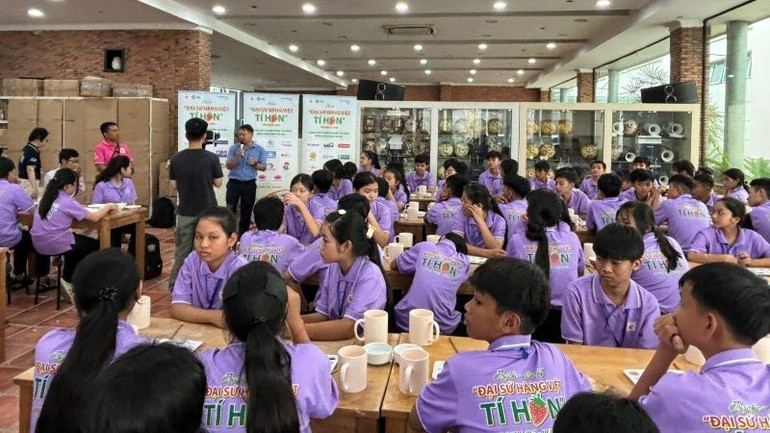 Hoạt động trải nghiệm của các em tham gia trại hè tại “Đại sứ Hàng Việt tí hon 2025” tại Công ty Gốm sứ Minh Long I. (Ảnh: BSA) daisitihon1.jpg