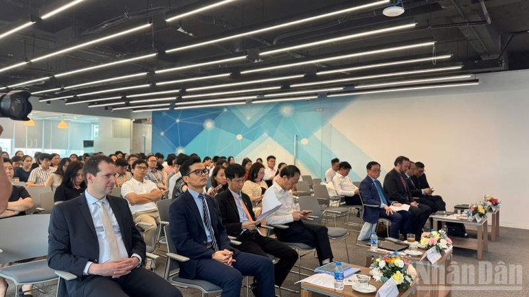 Các đại biểu trong nước và quốc tế tại phiên khai mạc diễn đàn ở Hà Nội. (Ảnh: HNV) ndo_br_digital3.jpg