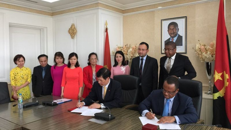 Phó Viện trưởng Viện Kiểm sát nhân dân tối cao Việt Nam và Phó Tổng Chưởng lý Angola ký kết Biên bản hội đàm, tại Luanda, tháng 12/2019. (Ảnh tư liệu) vnang1.jpg
