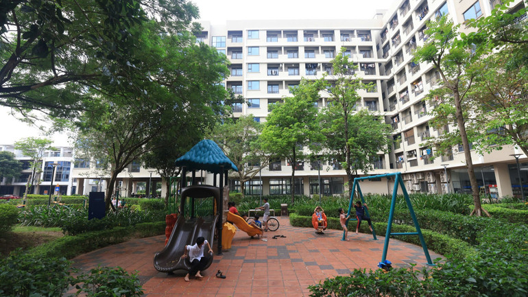 Hi vọng với việc đẩy nhanh tiến độ đưa các dự án nhà ở xã hội vào thị trường, sức ép giá nhà sẽ suy giảm đáp ứng nhu cầu mua nhà của đại đa số người dân. (Ảnh: PV) bdsgia2.jpg