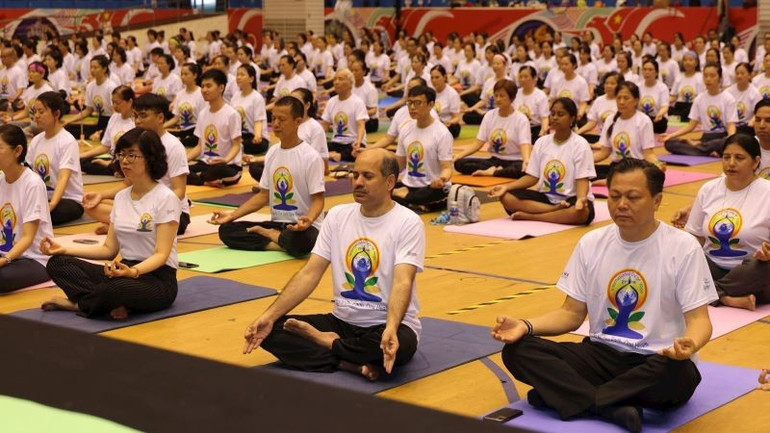 Các cán bộ, người của công chúng, các nhà ngoại giao, liên đoàn Yoga, các câu lạc bộ và cá nhân tập luyện Yoga đã tích cực tham gia. (Ảnh: BTC) dongienyoga1.jpg