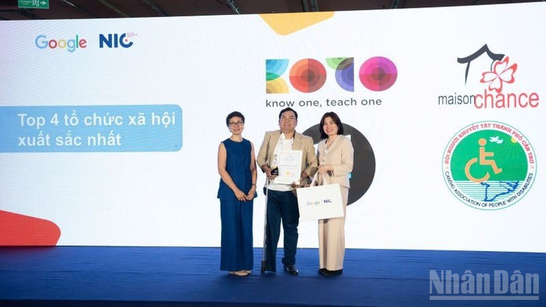 Trao tặng, tôn vinh đại diện các tổ chức xã hội xuất sắc nhất. (Ảnh: HNV) ndo_br_dien-dan1.jpg
