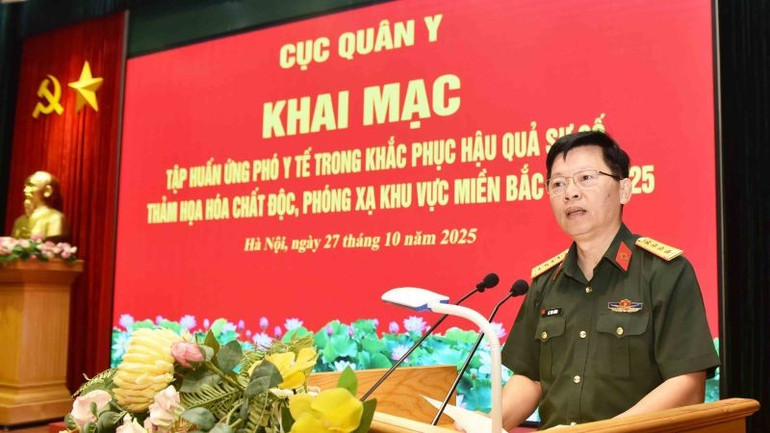 Đại tá, Phó Giáo sư, Tiến sĩ Lê Văn Đông, Phó Cục trưởng Cục Quân phát biểu khai mạc lớp tập huấn. taphuanyt2.jpg