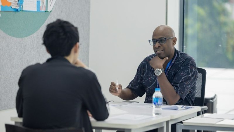 Thí sinh trải nghiệm thi thử IELTS Speaking cùng giáo viên nước ngoài. picture-7.jpg