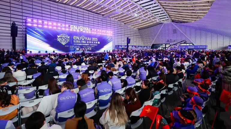 Конкурс «Enjoy AI 2025» завершився з багатьма блискучими оцінками не лише завдяки досягненням команд, але й завдяки дусі навчання, солідарності та бажанню підкорити знання молодого покоління В'єтнаму. aithi1.jpg