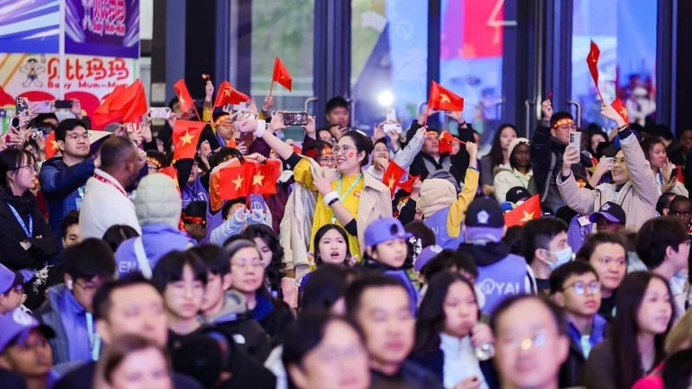 Цьогорічна подорож до Вучженя — це не лише можливість позмагатися, а й горда віха, коли в'єтнамський прапор і кольори сміливо з'являються серед міжнародної технологічної спільноти. (Фото: NIC) aithi3.jpg