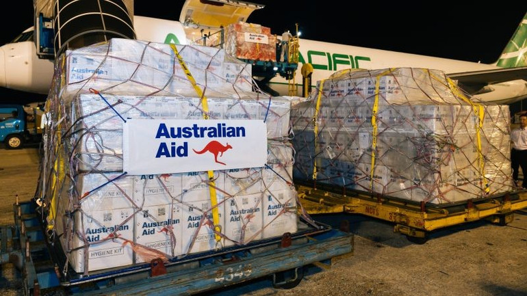Gói hỗ trợ gồm các nhu yếu phẩm cứu trợ khẩn cấp. (Ảnh: Đại sứ quán Australia tại Việt Nam) uchotro2.jpg