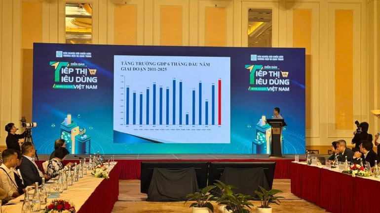 Diễn đàn quy tụ đông đảo đại biểu tham dự. (Ảnh: HNV) diendan.jpg
