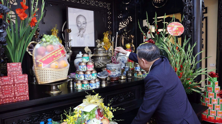 Tổng Bí thư dâng hương tại khu di tích. (Ảnh: THỐNG NHẤT/TTXVN) tbtdanghuong1.jpg