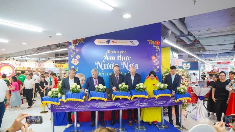 Đại sứ Nga tại Việt Nam, Tổng Giám đốc WinCommerce cùng các đại biểu cắt băng khai trương tại không gian Russia Corner tại Winmart Royal City. sieuthi1.jpg
