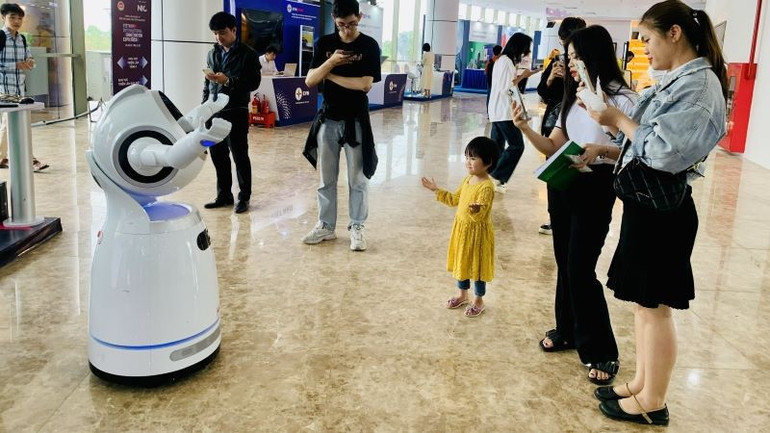 Mô hình robot được nghiên cứu, triển khai trong thực tế ngày nay góp phần giảm thiểu sức lao động cho con người, gia tăng hiệu suất lao động. (Ảnh: HNV) khcn1.jpg
