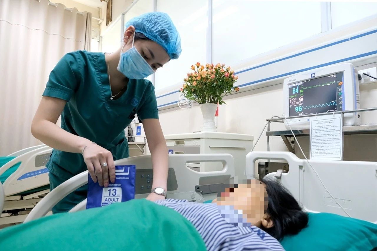 Ca phẫu thuật u tuyến thượng thận nguy hiểm cho bệnh nhân đa bệnh nền