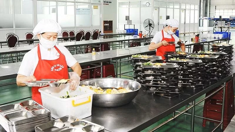 Lỗ hổng an toàn thực phẩm từ thức ăn đường phố và bếp ăn tập thể