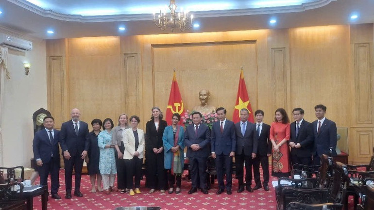 Đồng chí Nguyễn Xuân Thắng chụp ảnh lưu niệm với bà Kanni Wignaraja và các thành viên tại buổi làm việc. gen-n-044.jpg