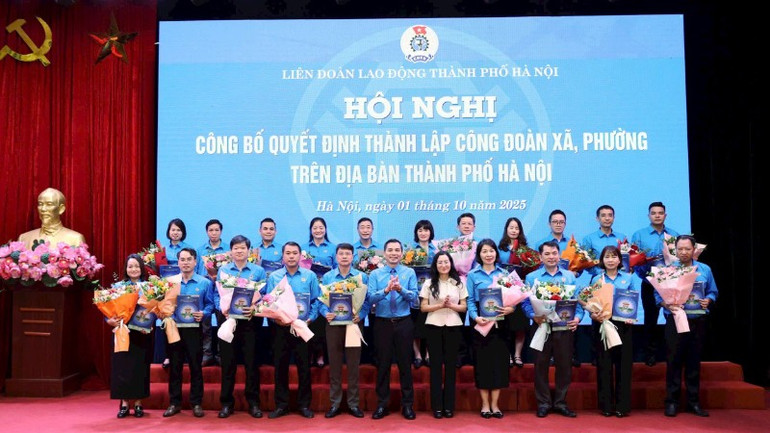 Liên đoàn Lao động Thành phố Hà Nội công bố quyết định thành lập 84 công đoàn xã, phường trên địa bàn. (Ảnh: NGỌC ÁNH) 313c5aa6ae5723097a46-3772.jpg