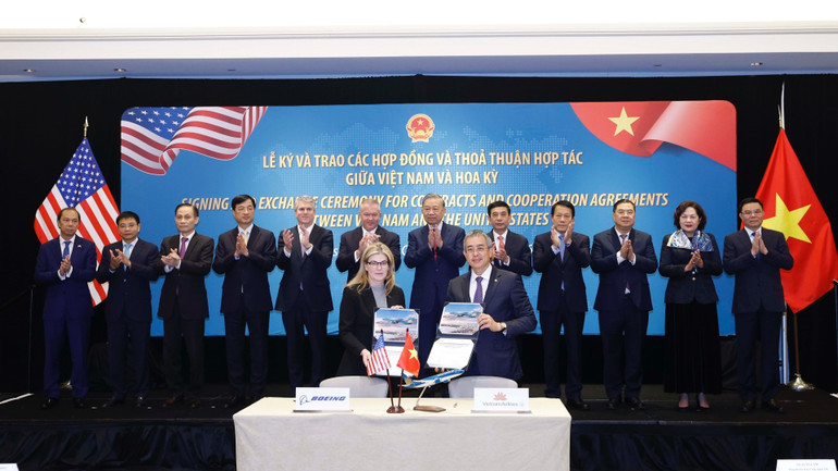 vna-potal-tong-bi-thu-chung-kien-le-ky-va-trao-cac-thoa-thuan-hop-tac-giua-viet-nam-va-hoa-ky-8598059.jpg