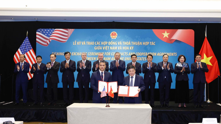 vna-potal-tong-bi-thu-chung-kien-le-ky-va-trao-cac-thoa-thuan-hop-tac-giua-viet-nam-va-hoa-ky-8598054.jpg