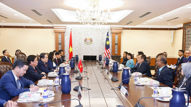 vna-potal-chu-tich-quoc-hoi-tran-thanh-man-hoi-dam-voi-chu-tich-thuong-vien-malaysia-8284230.jpg