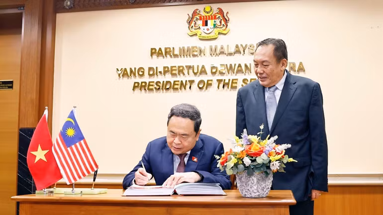 vna-potal-chu-tich-quoc-hoi-tran-thanh-man-hoi-dam-voi-chu-tich-thuong-vien-malaysia-8284088.jpg