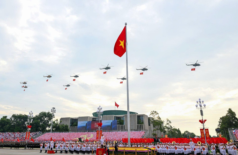 Biên đội trực thăng thuộc lực lượng Không quân Việt Nam qua Quảng trường Ba Đình. 9bd8c4124a6fc131987e.jpg