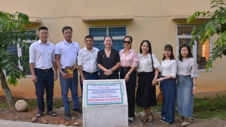 Đoàn thiện nguyện của Trường bàn giao công trình giếng nước sạch tại Trường phổ thông Dân tộc bán trú-trung học cơ sở Nhôn Mai (huyện Tương Dương, Nghệ An). anh-02.jpg