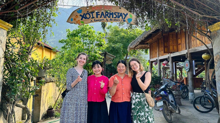 Du khách chụp hình lưu niệm tại Xới Farmstay. 169d78bf4085f6dbaf94.jpg