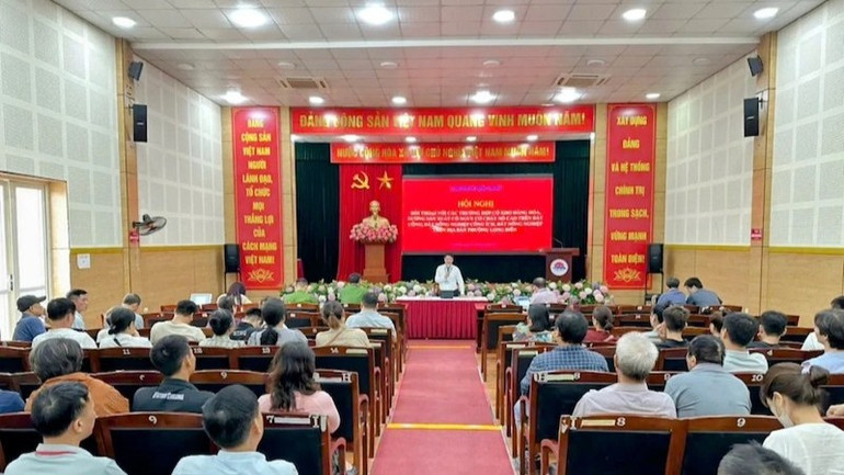 Lãnh đạo Ủy ban nhân dân phường Long Biên đối thoại với các trường hợp có kho hàng hóa, xưởng sản xuất có nguy cơ cháy nổ cao trên phần diện tích đất công, đất nông nghiệp. 1-17553152142.jpg