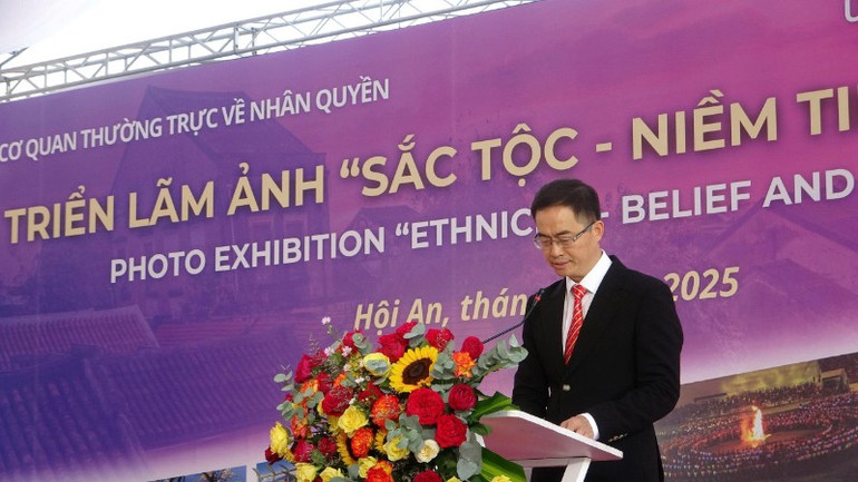 សមមិត្ត Nguyen Hoa Chi អនុប្រធានការិយាល័យអចិន្ត្រៃយ៍ទទួលបន្ទុកសិទ្ធិមនុស្ស ថ្លែងសុន្ទរកថាបើក។ (រូបថត៖ គណៈកម្មការរៀបចំ) z6910479340321-0c1aab2bdffe3c45a41e316054f9c941.jpg