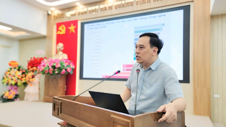 Novinář Ngo Viet Anh, ředitel Centra pro rozvoj médií, představuje publikace a úspěchy novin Nhan Dan. 92080.jpg