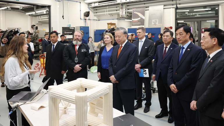 Tổng Bí thư Tô Lâm thăm phòng thí nghiệm tạo mẫu thử nghiệm của Đại học Aalto. (Ảnh: Thống Nhất/TTXVN) vna-potal-tong-bi-thu-to-lam-tham-dai-hoc-aalto-8355254.jpg