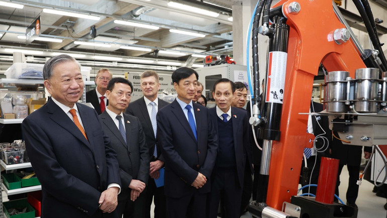 Tổng Bí thư Tô Lâm thăm phòng thí nghiệm tạo mẫu thử nghiệm của Đại học Aalto. (Ảnh: Thống Nhất/TTXVN) vna-potal-tong-bi-thu-to-lam-tham-dai-hoc-aalto-8355252.jpg