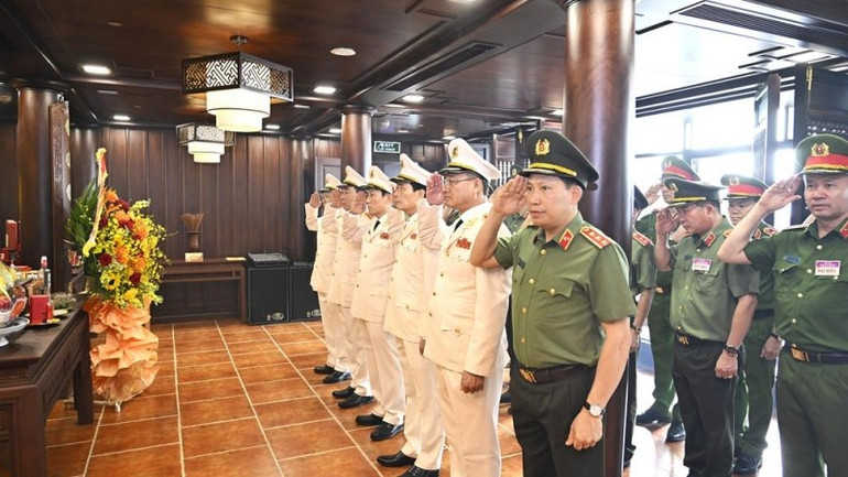 Các đại biểu bày tỏ lòng thành kính tưởng nhớ Chủ tịch Hồ Chí Minh. (Ảnh: Cổng thông tin điện tử Bộ Công an) dsc6804.jpg