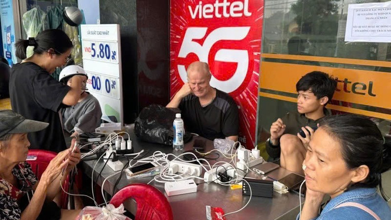 Tại các trạm BTS, đại lý, ngay trong những ngày lụt lớn, có nhà mạng đã chạy máy phát điện, nối dây, chia ổ cắm cho người dân đến sạc pin điện thoại 810da7972cd7a089f9c6.jpg